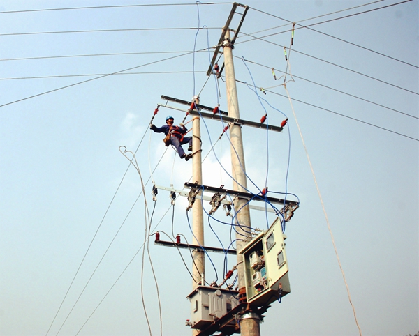 國家電網宜賓江北供電公司新變壓器“上崗” 穩壓器“下崗”